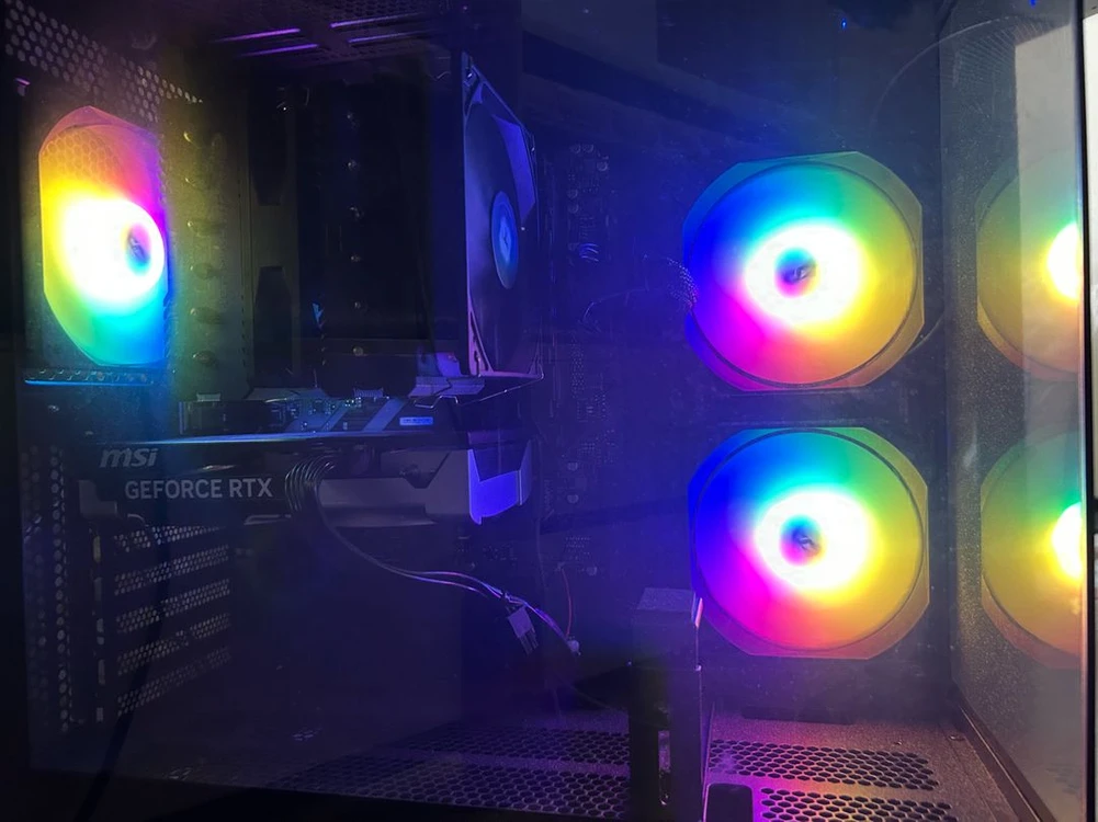 AMD 9500F rtx 5060 게이밍 컴퓨터 판매합니다. 이미지