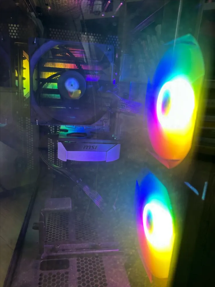 AMD 9500F rtx 5060 게이밍 컴퓨터 판매합니다. 이미지