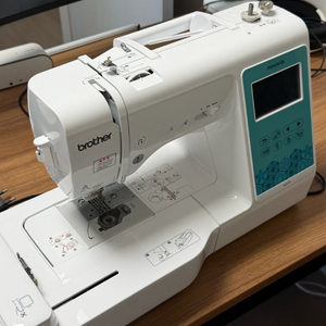 [S급/거의새것] 부라더미싱 M370 자수미싱 + PE-DESIGN 11 풀세트 이미지