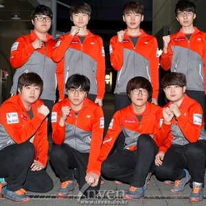 SKT T1 뉴발란스 15년도 유니폼 구매합니다! 이미지