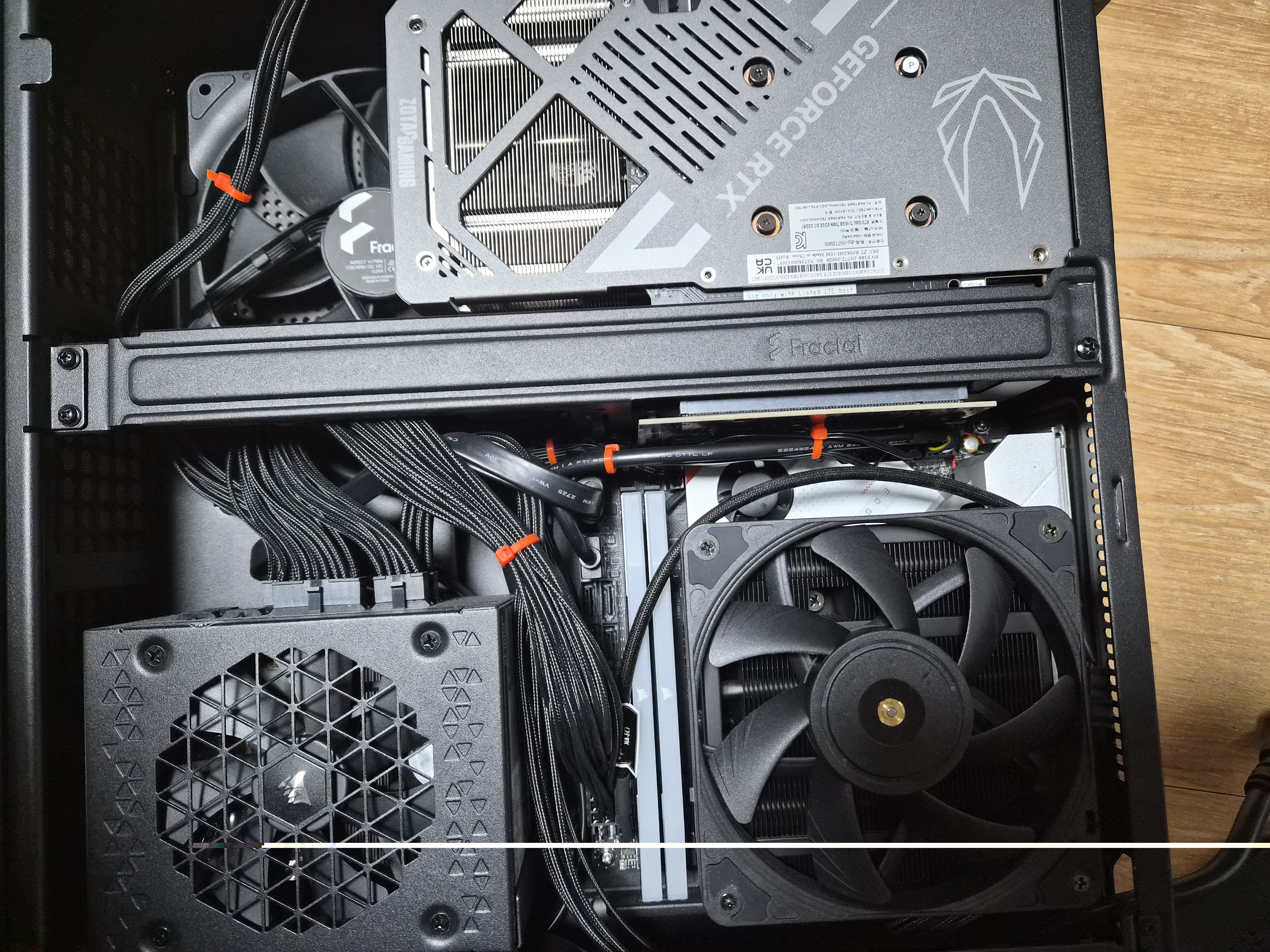 SFF 프랙탈 릿지 블랙 7800X3D 5060TI 16GB DDR5 32GB 이미지