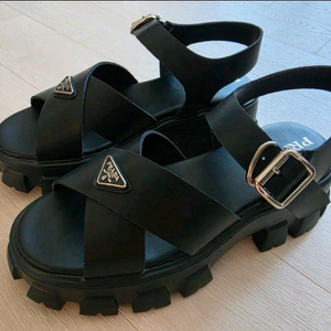 여성구두 프라다 모놀리스 러버 샌들 이미지