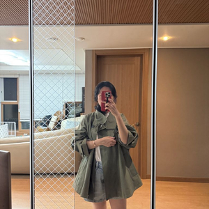 카키 트렌치코트 이미지