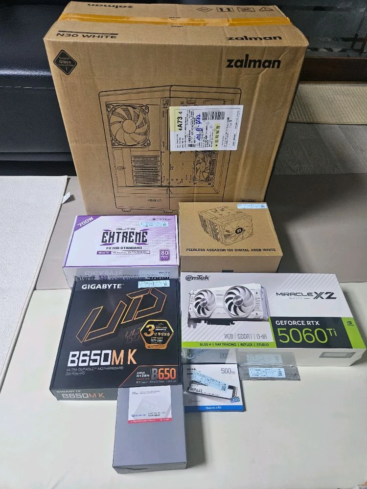(미개봉)라이젠7500X3D 램16 이엠텍RTX5060Ti 화이트본체!~ - 안심되는 중고거래