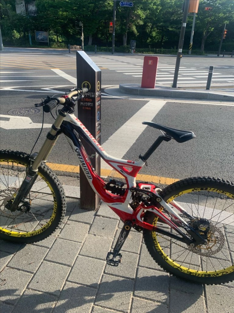 스페셜라이즈드 데모 8 풀샥 mtb - 안심되는 중고거래