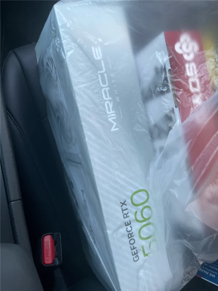 ryzen 7 5700x+ geforce rtx 5060 조립식 컴퓨터 급쳐 새제품팝니다 이미지