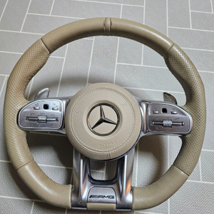벤츠 S63 AMG W222 순정 핸들 판매합니다.AMG 정품 핸들이며 패들쉬프트 / 멀티버튼 정상입니다.가죽 상태 이미지