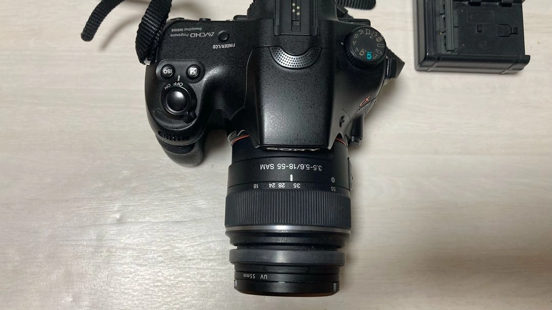 소니 A57 카메라 + 18-55mm 렌즈, 충전기 이미지