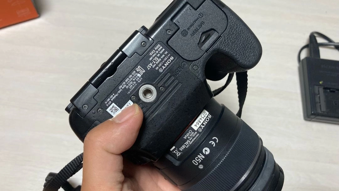 소니 A57 카메라 + 18-55mm 렌즈, 충전기 이미지