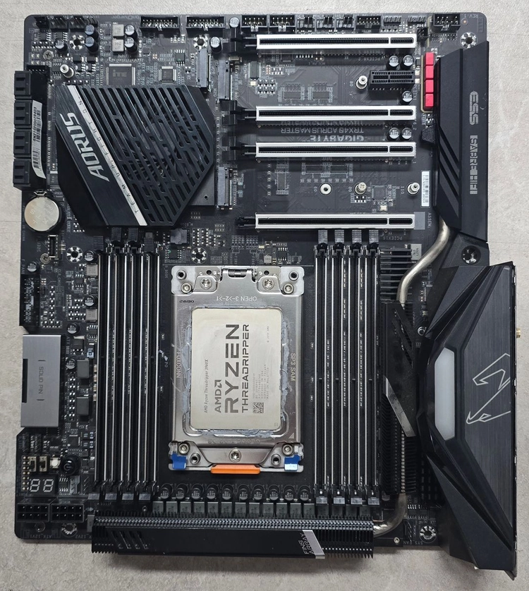 AMD 라이젠 스레드리퍼 3960X + GIGABYTE TRX40 AORUS MASTER 메인보드 + 수냉쿨러 세트 이미지