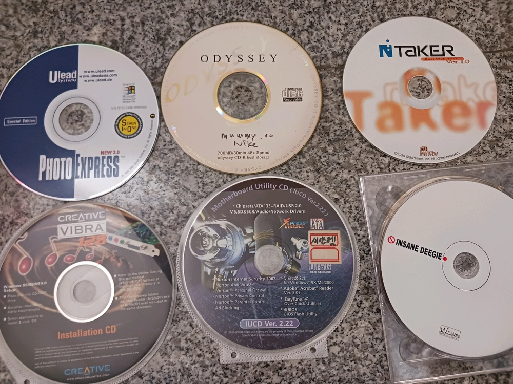 컴퓨터 관련 소프트웨어 CD 컬렉션 이미지