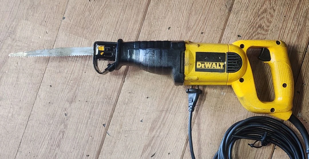 디월트 컷소 (DEWALT/ DW303) 전기톱 중고 팝니다 이미지