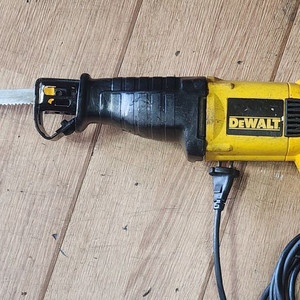 디월트 컷소 (DEWALT/ DW303) 전기톱 중고 팝니다 이미지