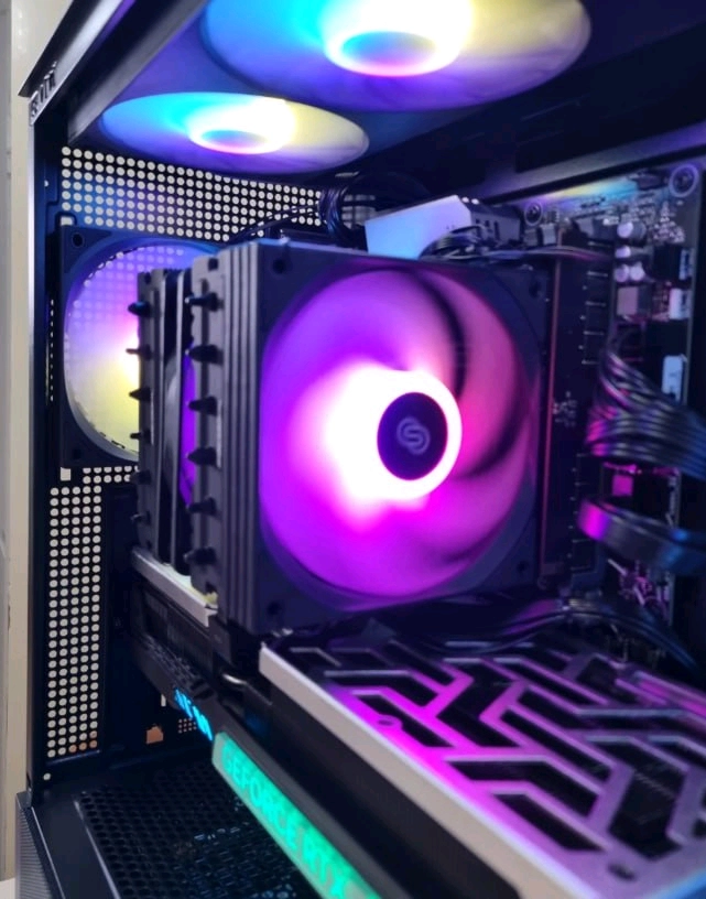 7800X3D 4070Ti 게이밍 컴퓨터 본체 이미지
