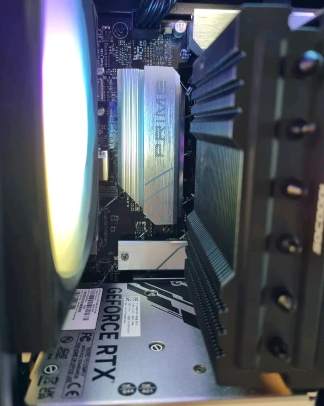 7800X3D 4070Ti 게이밍 컴퓨터 본체 이미지