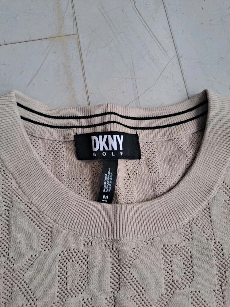 DKNY GOLF의 매력적인 베이지색 로고 패턴 니트예요 이미지