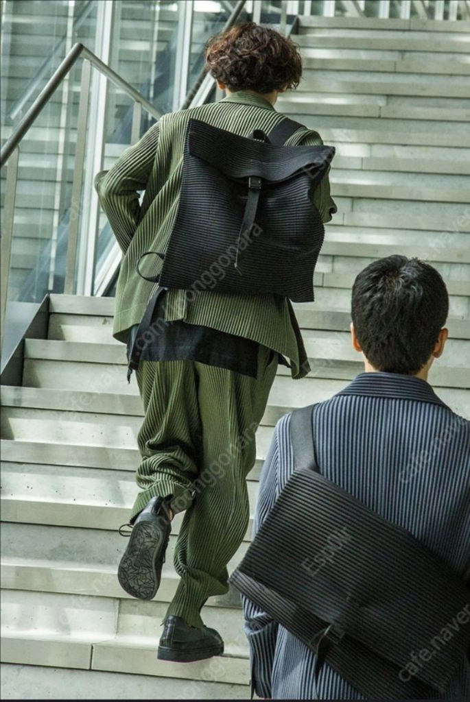 옴므플리세 메신저백 코발트 블루 이미지