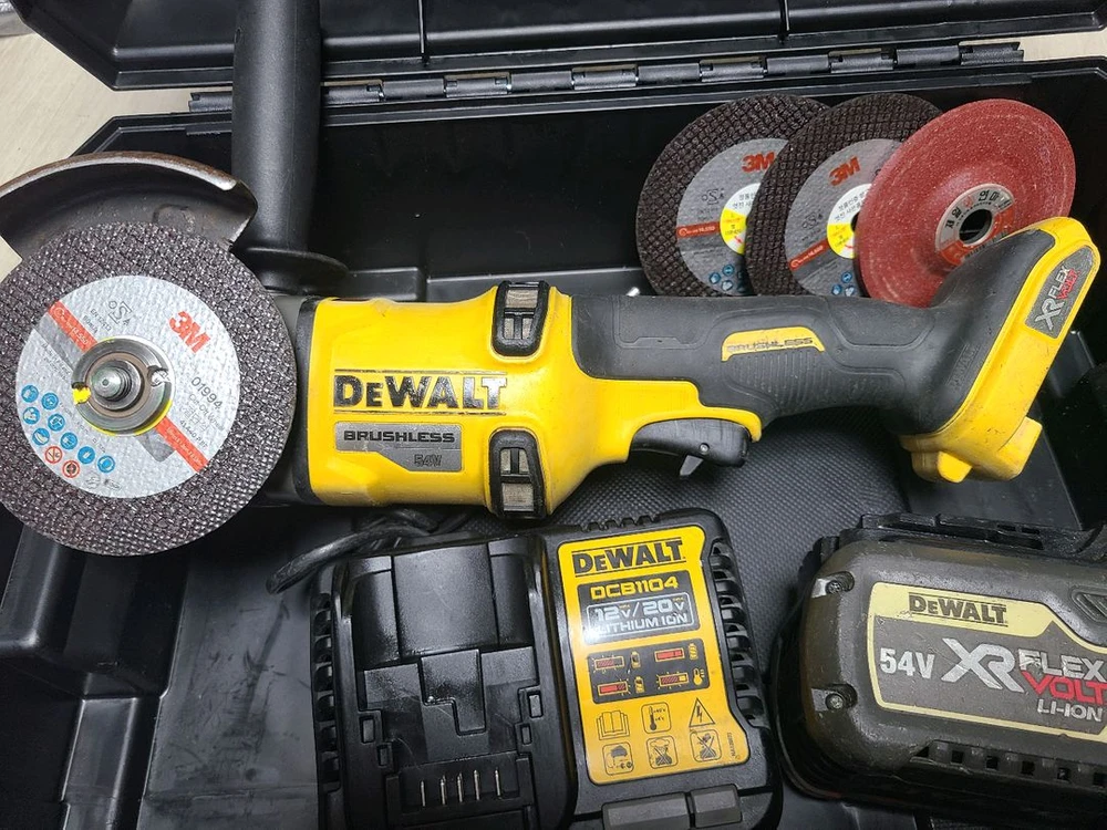 디월트 DCG418 60V MAX 브러쉬리스 충전 앵글 그라인더 세트 이미지