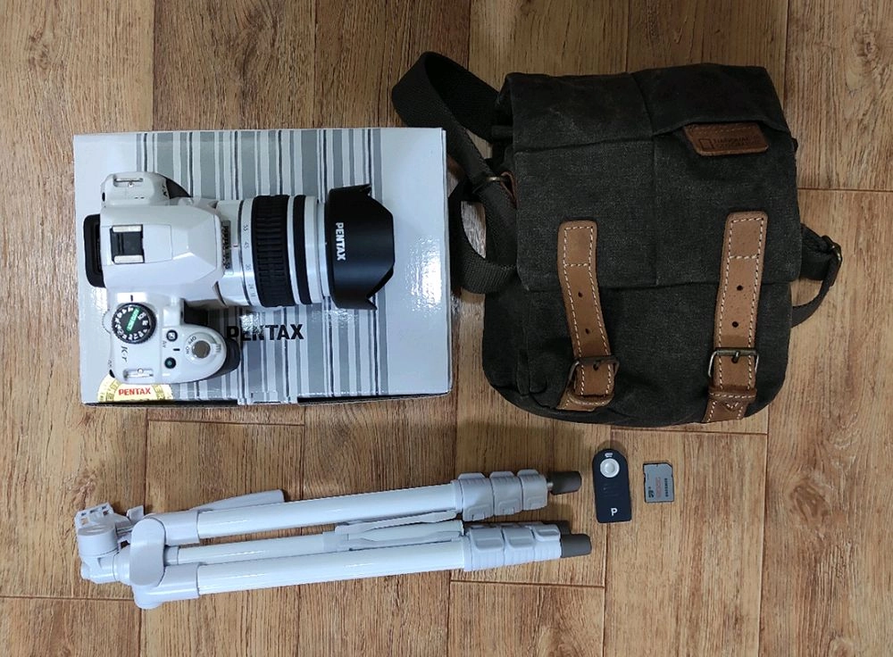 새제품과 동일한 상태의 DSLR 입문용 예쁜 펜탁스 카메라와 용품 일체 50만원 팝니다. 이미지
