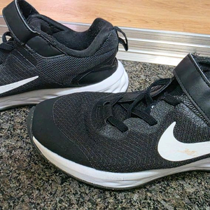가격더내림 중고 정품 NIKE 나이키키즈 나이키키즈레볼루션 키즈운동화 나이키운동화 215mm 이미지