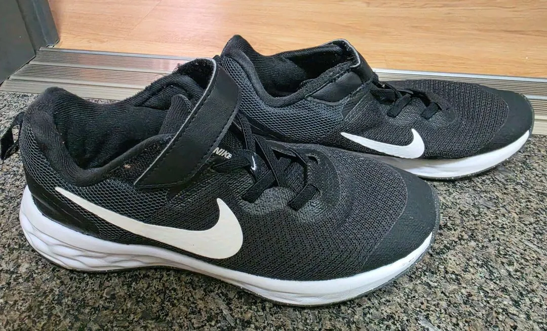 가격더내림 중고 정품 NIKE 나이키키즈 나이키키즈레볼루션 키즈운동화 나이키운동화 215mm 이미지