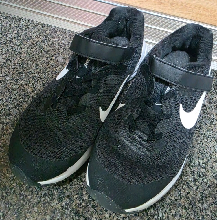 가격더내림 중고 정품 NIKE 나이키키즈 나이키키즈레볼루션 키즈운동화 나이키운동화 215mm 이미지