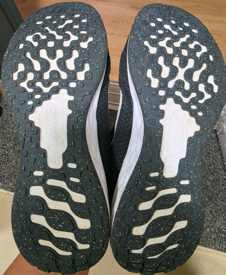 가격더내림 중고 정품 NIKE 나이키키즈 나이키키즈레볼루션 키즈운동화 나이키운동화 215mm 이미지