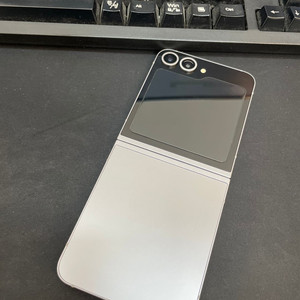 갤럭시Z플립6 실버 256GB 무잔상 상태좋은 중고55만7천팝니다 이미지