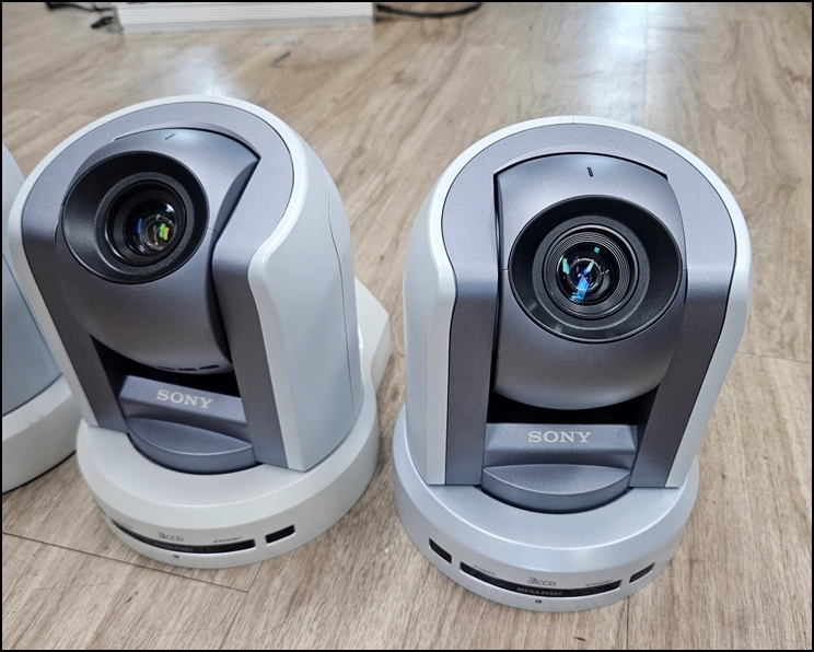 소니(SONY) BRC-300 중고 PTZ 원격 제어 카메라 3대 + 전용 브라켓 세트 일괄 판매 이미지