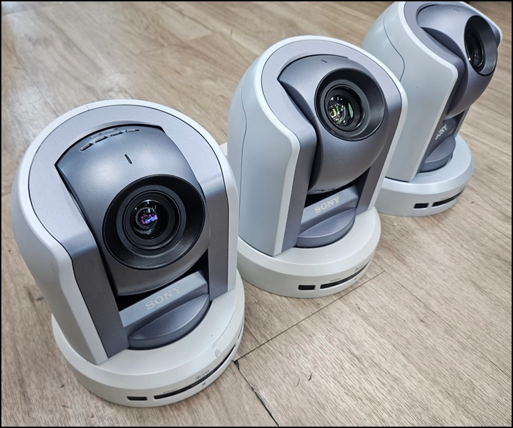 소니(SONY) BRC-300 중고 PTZ 원격 제어 카메라 3대 + 전용 브라켓 세트 일괄 판매 이미지