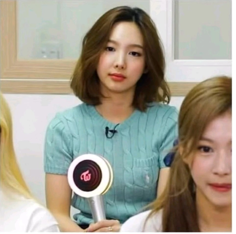 (희귀템)트와이스 나연 폴로 랄프로렌 포켓 반팔니트 꽈배기 케이블 스웨터 이미지