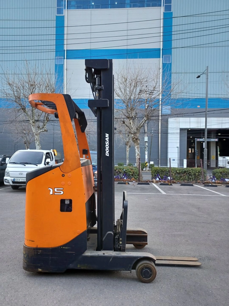 두산 입식 지게차 1.5톤 3단 6.5M 이미지