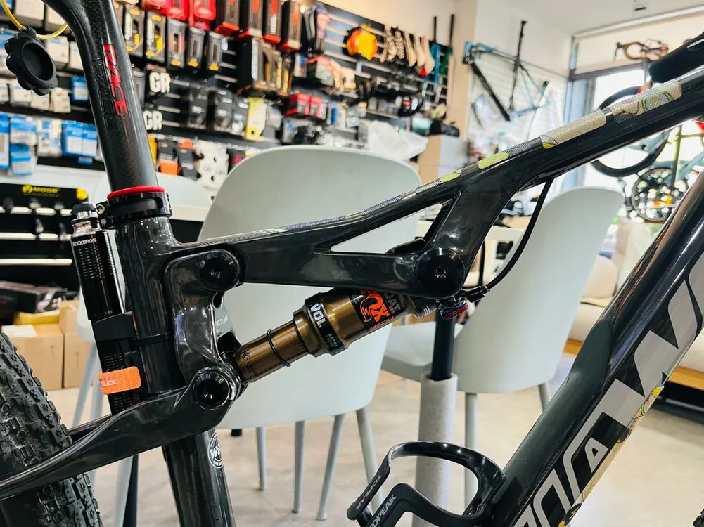 위아위스 알페카 풀카본 MTB 자전거 이미지
