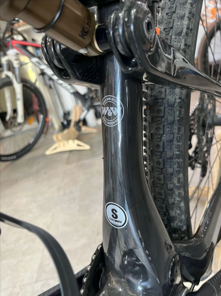 위아위스 알페카 풀카본 MTB 자전거 이미지
