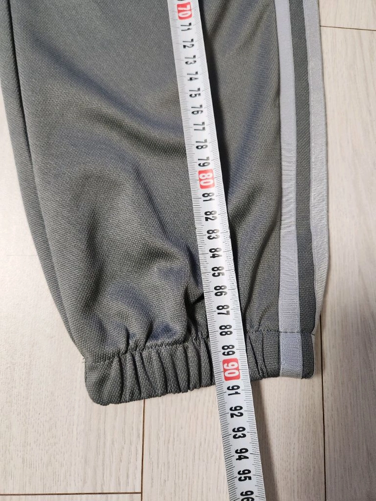 새상품급) 아디다스 로고 트레이닝 조거 팬츠 그레이 실버 사이즈s사이즈s인데 실측 사이즈 참조 해주세요^^여러 중고 이미지
