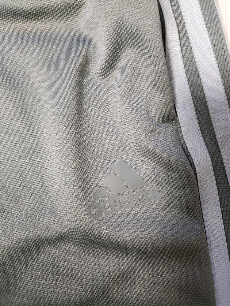 새상품급) 아디다스 로고 트레이닝 조거 팬츠 그레이 실버 사이즈s사이즈s인데 실측 사이즈 참조 해주세요^^여러 중고 이미지
