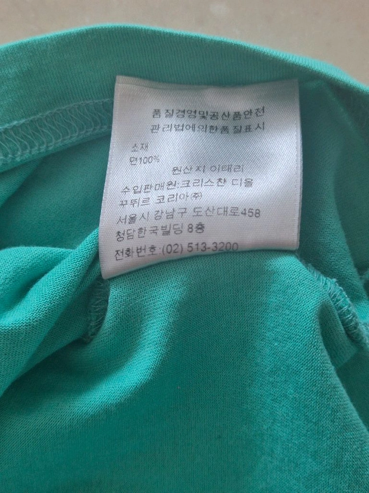 디올 cd 자수로고 반팔티 m사이즈 판매해요 이미지