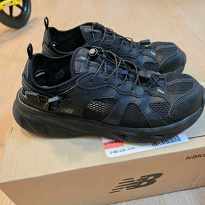 뉴발란스 케이브 샌들 뮬 SD2401 BK 270 이미지