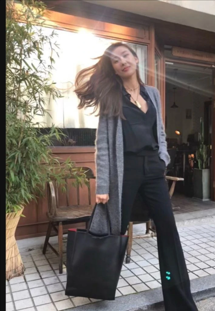 33만원새상품&수요일까지판매유엠유엠 한정판 버건디 깃털백 쇼퍼백, 파우치 이미지