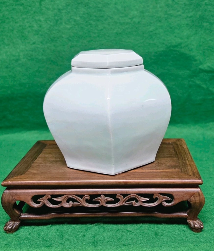 *이기조백자 각면 합[[육각 유개호(항아리)]][[높이:16cm]] 이미지