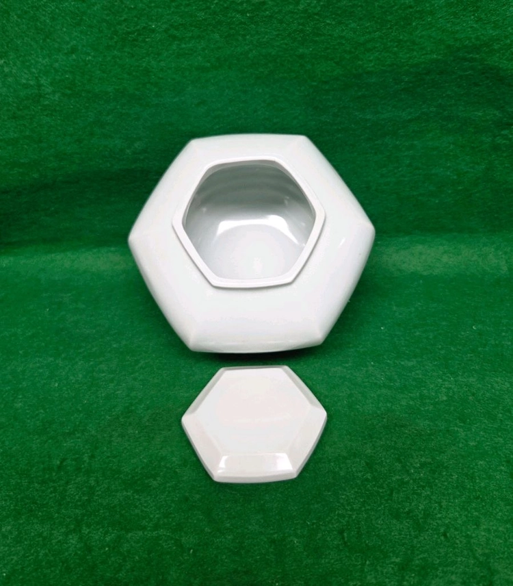 *이기조백자 각면 합[[육각 유개호(항아리)]][[높이:16cm]] 이미지