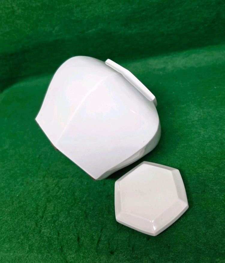 *이기조백자 각면 합[[육각 유개호(항아리)]][[높이:16cm]] 이미지