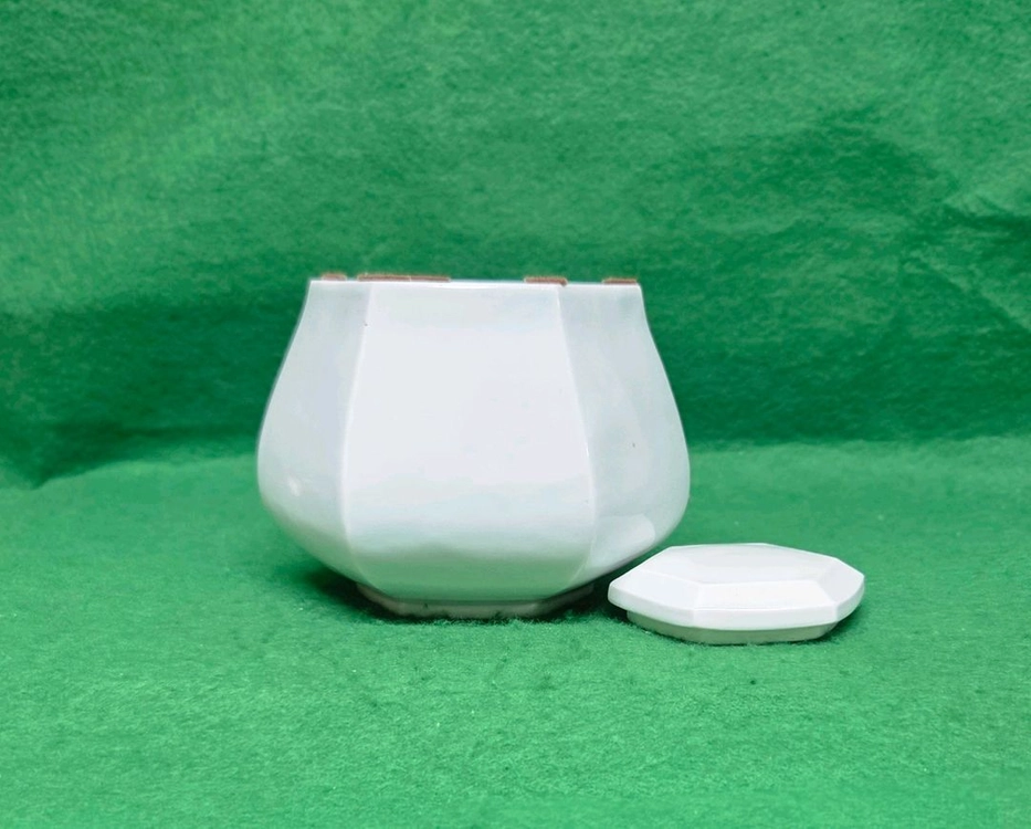 *이기조백자 각면 합[[육각 유개호(항아리)]][[높이:16cm]] 이미지