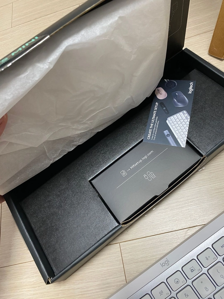산지 한달된 MX Keys Mini 페일그레이 키보드 이미지