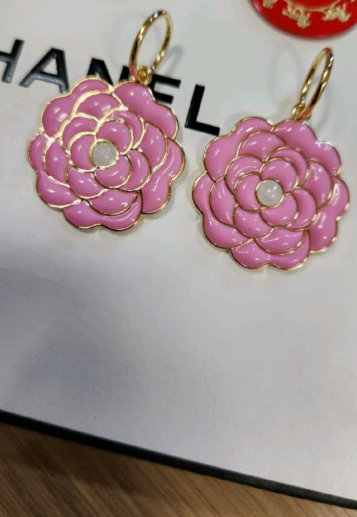 샤넬 한정판 핑크 진주 까멜리아 참 이미지