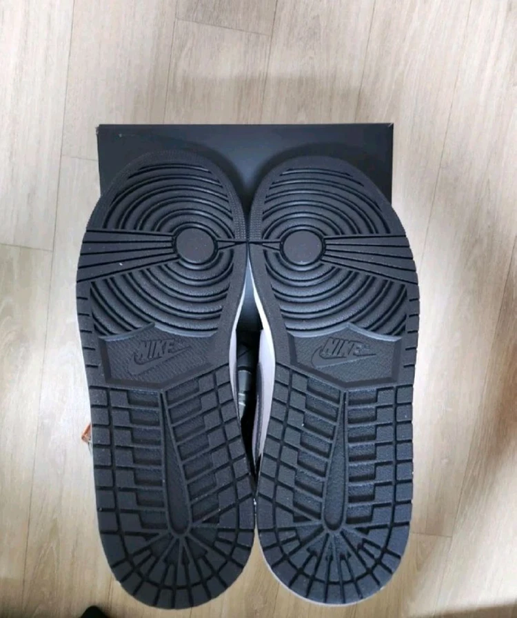 (나코탭 새상품)나이키 에어 조던 1미드 SE 블랙/ 실버 290mm 이미지