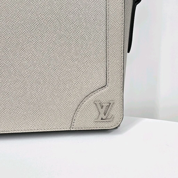 루이비통 LV 타이가 뉴 플랩 메신저백 크로스백 이미지