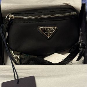 프라다 리나일론 미니파우치 넥스트랩 밴딩파우치 블랙 이미지