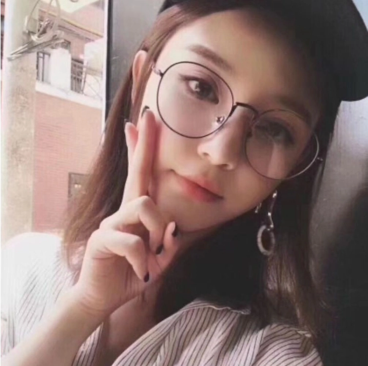 젠틀몬스터 은색 테 안경 판매 이미지