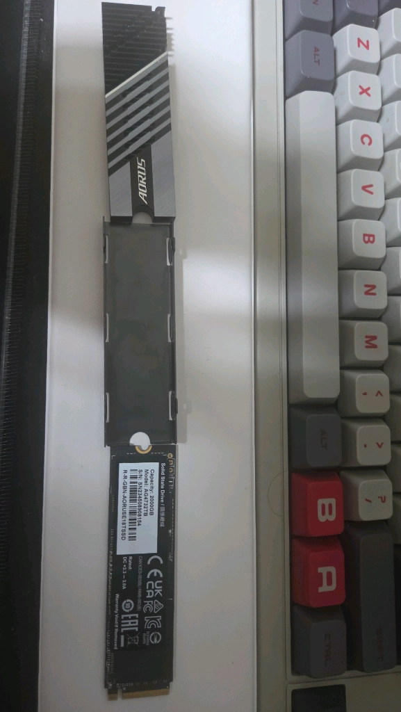Gigabyte AORUS Gen4 7300 SSD 2TB PCIe 4.0 NVMe M.2 내장 SSD 이미지